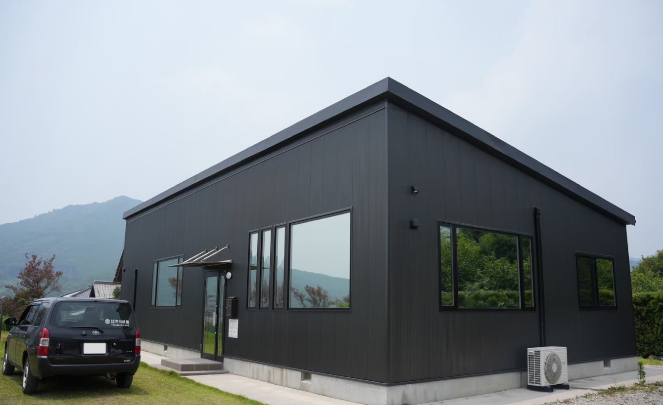 ショベルカーで作業する様子